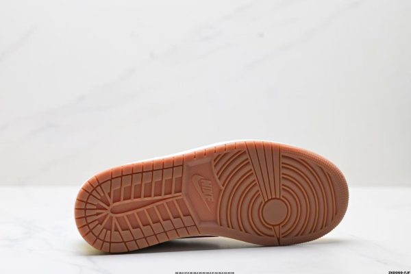 Travis Scott x AJ1 Low "Reverse Mocha" - Lightning Collaboration - Image 9